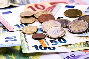 eine Kombination verschiedener Euro-Banknoten und Euro-Münzen